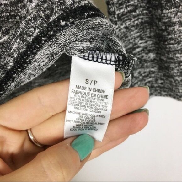 ☠️Gray marled knit skull embroidered top S - Picture 5 of 6